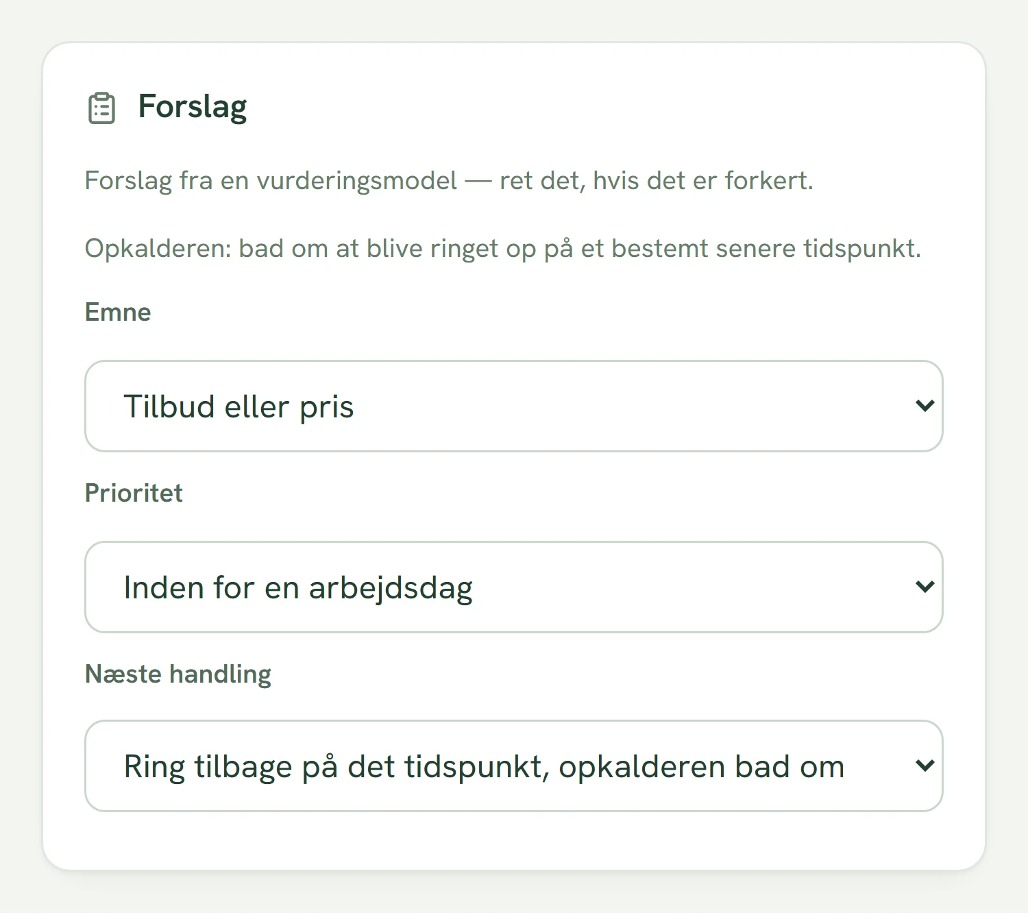 Skærmbillede af Ringback-portalens forslagskort efter et opdigtet opkald til en maler. Kortet har overskriften Forslag og teksten: Forslag fra en vurderingsmodel, ret det, hvis det er forkert. Opkalderen bad om at blive ringet op på et bestemt senere tidspunkt. Emne: tilbud eller pris. Prioritet: inden for en arbejdsdag. Næste handling: ring tilbage på det tidspunkt, opkalderen bad om.